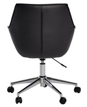 Rückansicht eines schwarzen Bürostuhls mit verchromtem Fußkreuz und Rollen