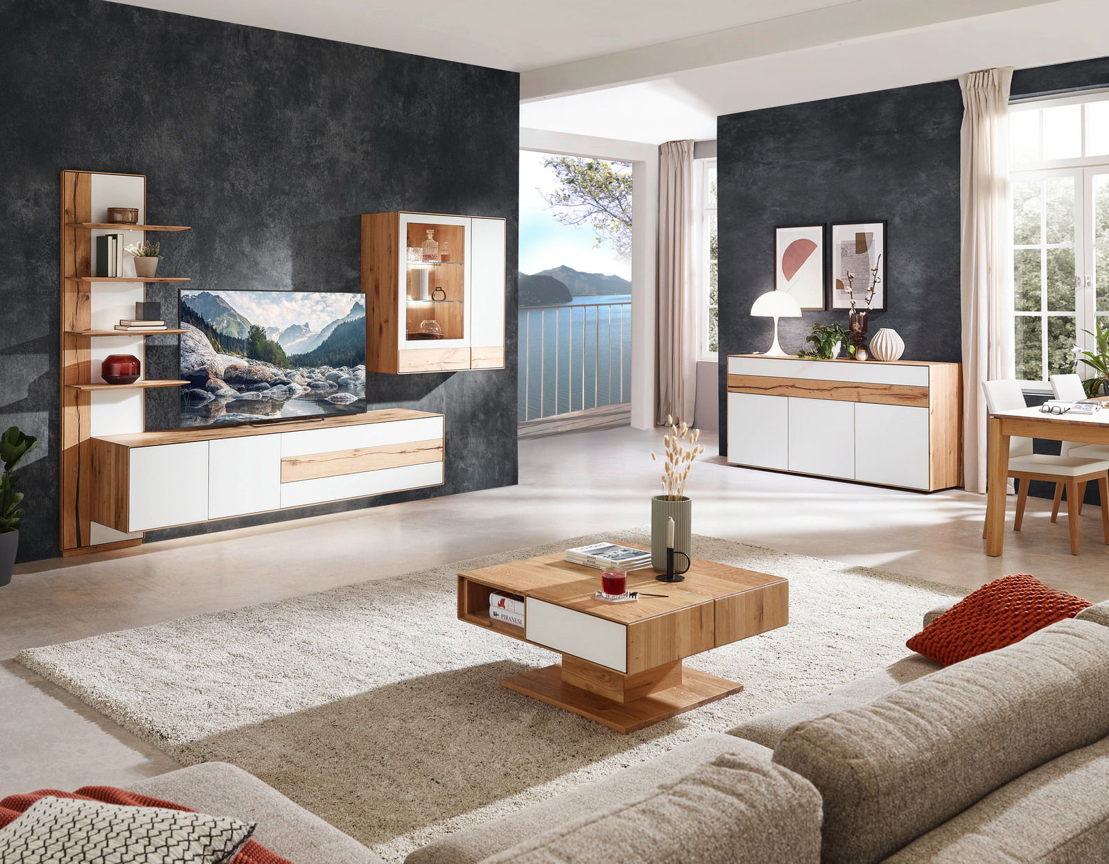 Moderner Couchtisch aus Holz mit weißem Akzent, zentral im Wohnzimmer platziert, umgeben von einem Sofa und dekorativen Elementen, aus der Perspektive des Wohnzimmers fotografiert.