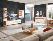 Moderner Couchtisch aus Holz mit weißem Akzent, zentral im Wohnzimmer platziert, umgeben von einem Sofa und dekorativen Elementen, aus der Perspektive des Wohnzimmers fotografiert.