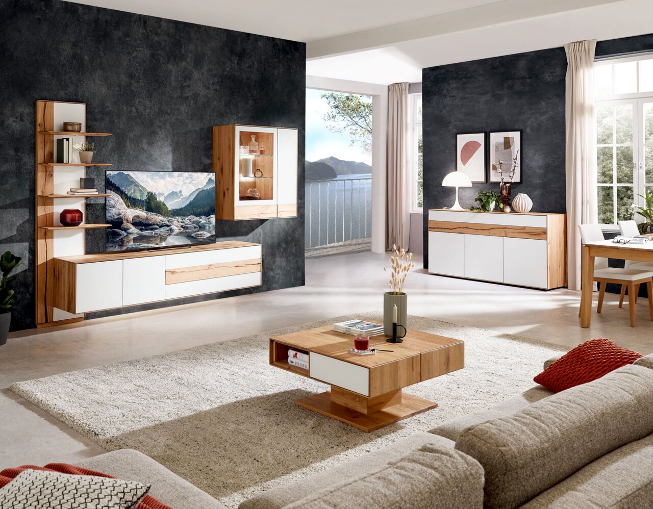 Moderner Couchtisch aus Holz mit weißem Akzent, zentral im Wohnzimmer platziert, umgeben von einem Sofa und dekorativen Elementen, aus der Perspektive des Wohnzimmers fotografiert.