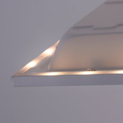 Weiße Deckenleuchte mit abgerundetem, opalem Diffusor und warmem Licht, fotografiert aus seitlicher Untersicht (Nahaufnahme).