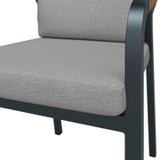 Nahaufnahme eines grauen Stapelsessels mit Metallrahmen, seitliche Perspektive