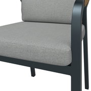 Nahaufnahme eines grauen Stapelsessels mit Metallrahmen, seitliche Perspektive