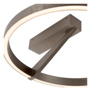 Moderne LED-Deckenleuchte in Ringform mit gebürstetem Metallrahmen und warmweißem Lichtband, Detailansicht von schräg unten auf die Montageplatte