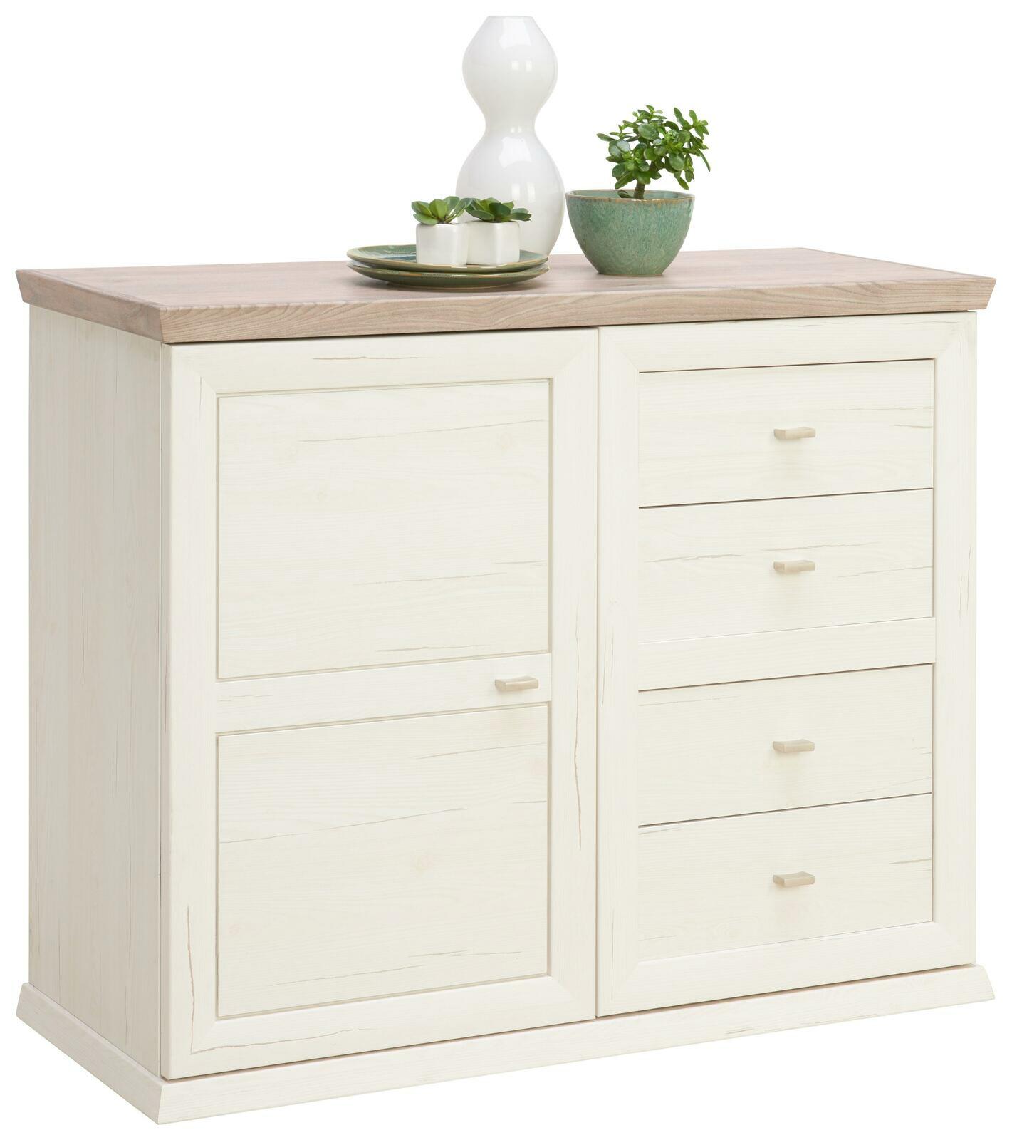 Weiße Kommode mit Holzplatte, links zwei Türen, rechts vier Schubladen, dekoriert mit Pflanzen und Vase, Perspektive von vorne links.