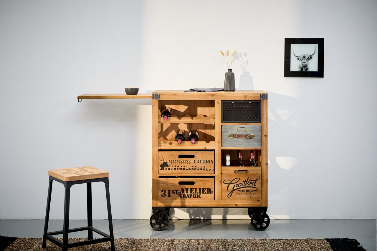 Bar- und Servierwagen aus Holz mit mehreren Fächern und Schubladen, Flaschenhalter und ausziehbarer Ablage, seitliche Perspektive.