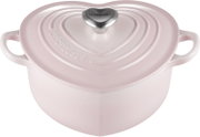 Rosa Le Creuset Herz-Bräter aus emailliertem Gusseisen mit Deckel und Edelstahlknauf, Draufsicht leicht von vorn, freigestellt auf weißem Hintergrund