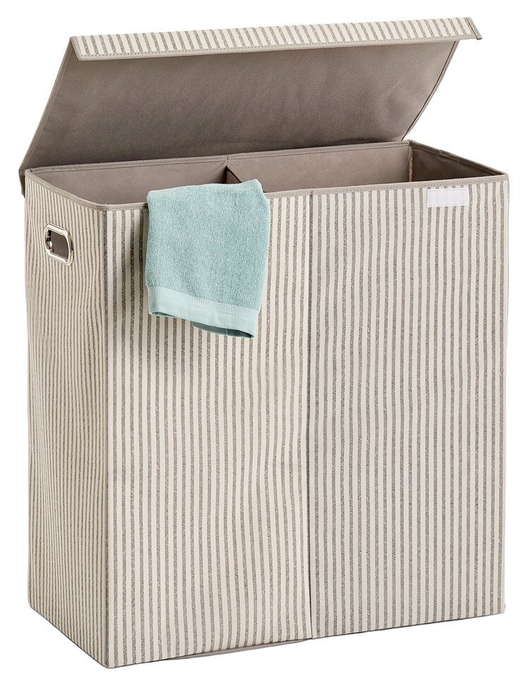 Wäschesammler mit Streifenmuster, geöffnet mit zwei Fächern, aus schräger Perspektive fotografiert, mit einem Handtuch an der Seite.