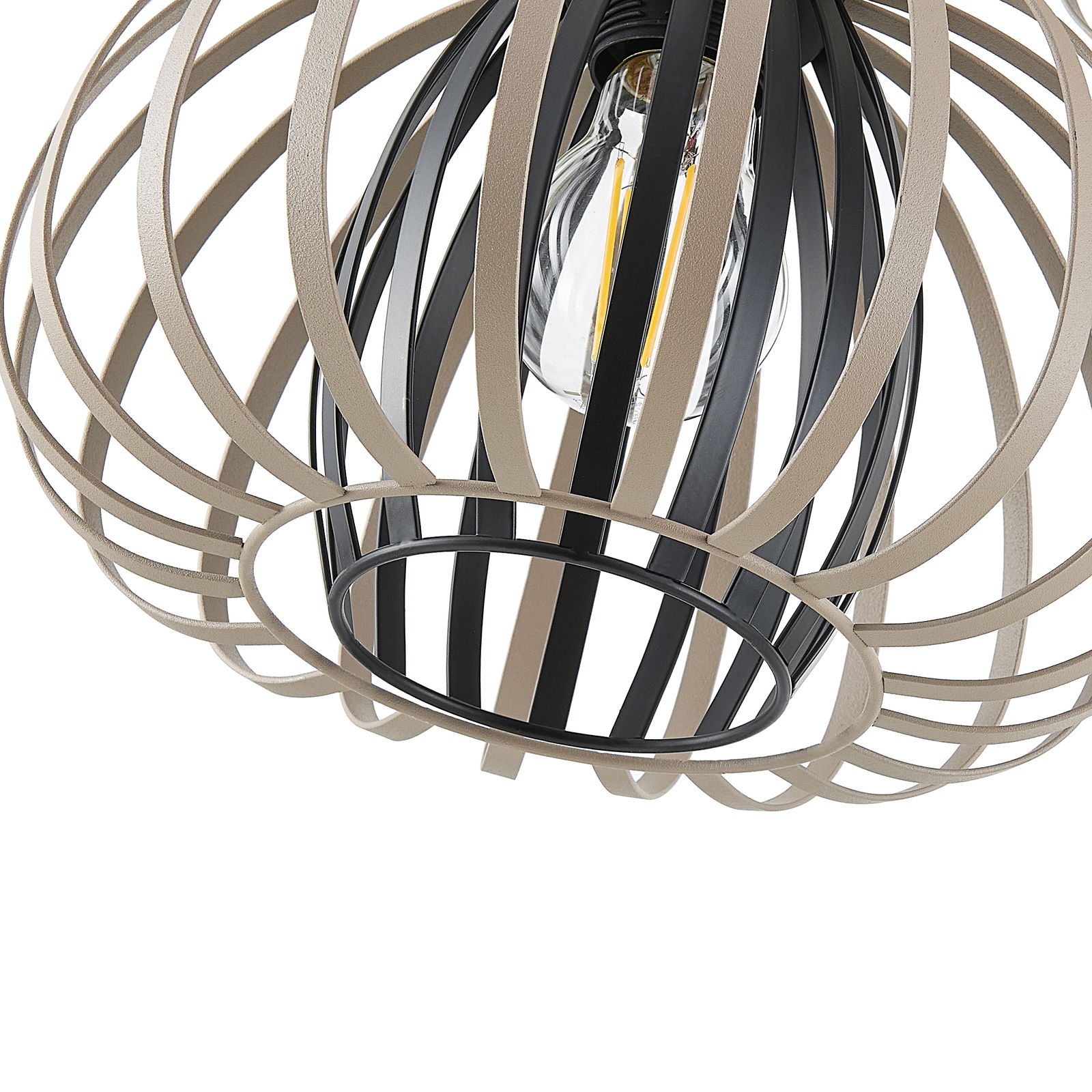 Nahaufnahme einer modernen Hängeleuchte mit einem offenen, kugelförmigen Design aus schwarzen und beigen Streben, die eine Glühbirne umgeben.