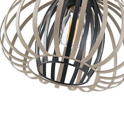 Nahaufnahme einer modernen Hängeleuchte mit einem offenen, kugelförmigen Design aus schwarzen und beigen Streben, die eine Glühbirne umgeben.