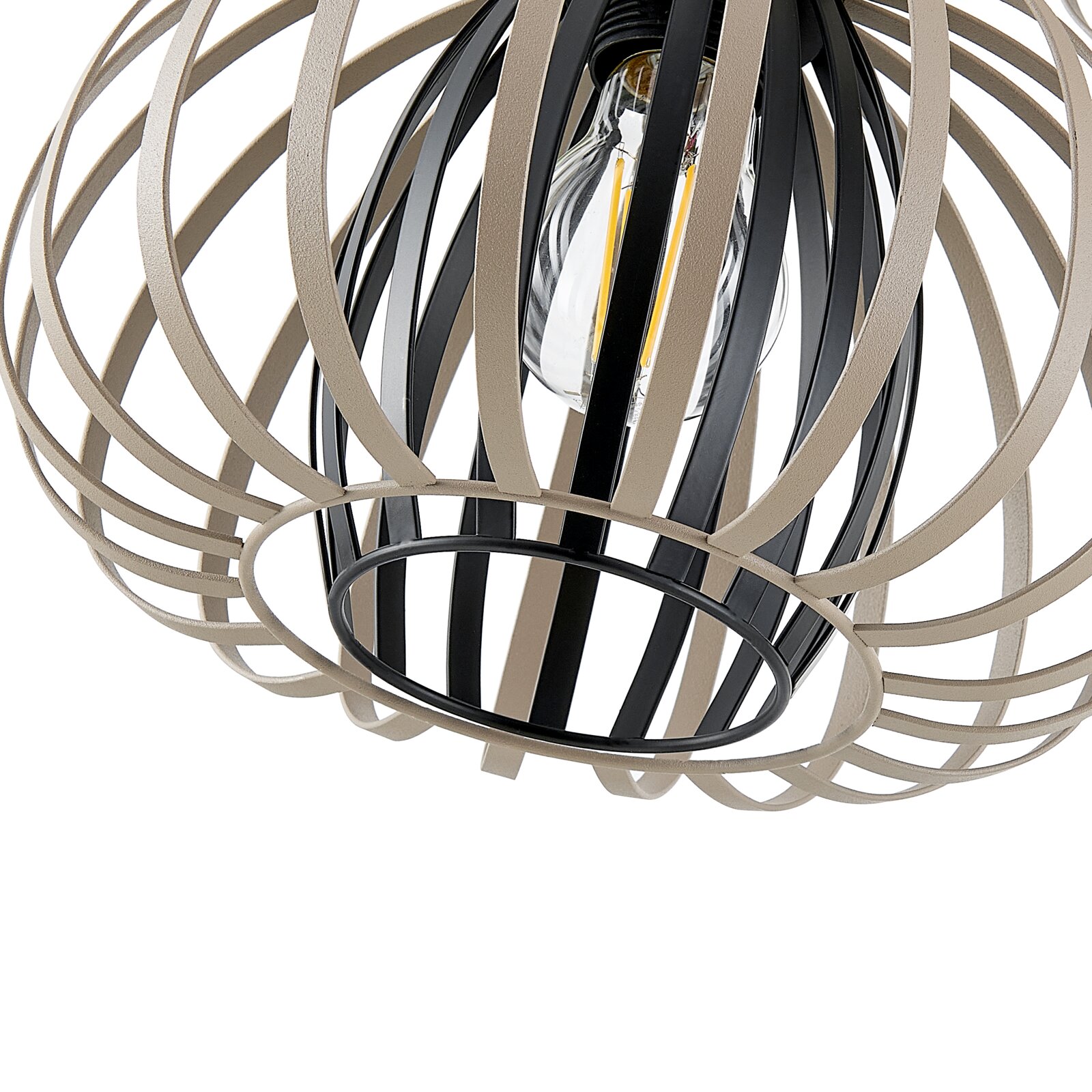 Close-up van een moderne hanglamp met een open, bolvormig ontwerp van zwarte en beige spanten die een gloeilamp omringen.