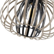Close-up van een moderne hanglamp met een open, bolvormig ontwerp van zwarte en beige spanten die een gloeilamp omringen.