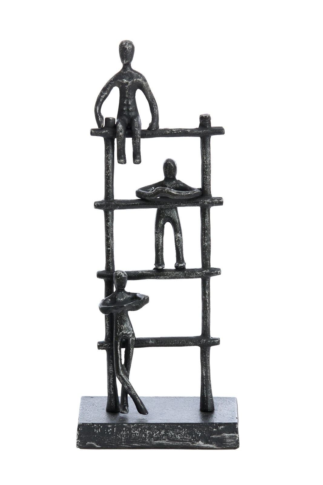 Metallskulptur mit drei stilisierten Figuren auf einem gestuften Gerüst, frontal betrachtet.