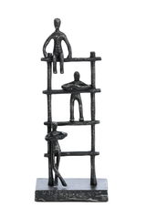 Metallskulptur mit drei stilisierten Figuren auf einem gestuften Gerüst, frontal betrachtet.