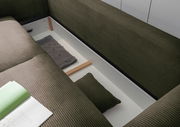 Funktionssofa mit Stauraum, Ansicht von oben, zeigt geöffnete Aufbewahrung mit Kissen und Decke.