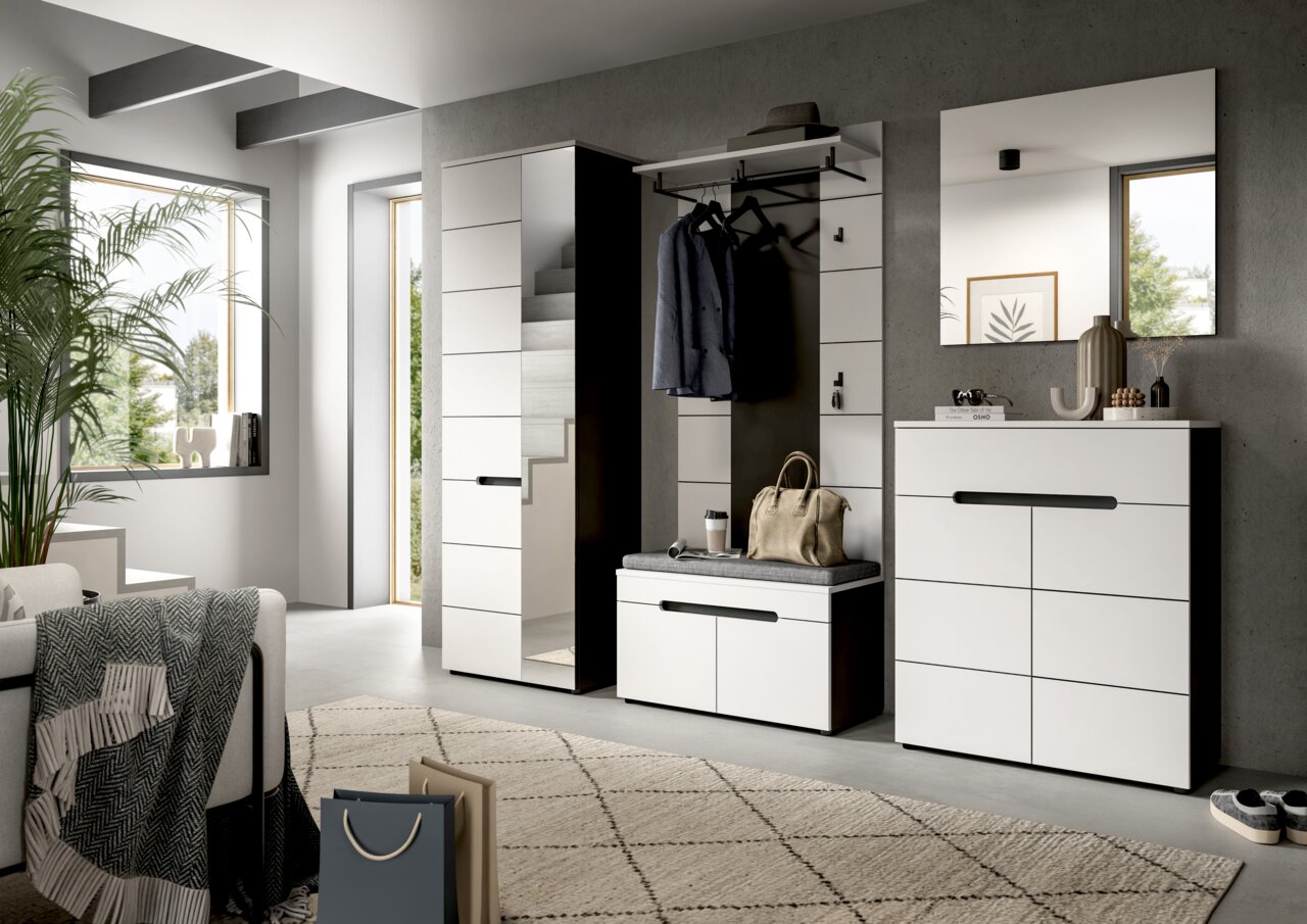 Modernes Flur-Garderoben-Set in Weiß mit schwarzen Akzenten: hoher Schrank mit Spiegel, Garderobenpaneel mit Kleiderstange und Sitzbank sowie Kommode mit Wandspiegel, gezeigt in frontaler Perspektive im hellen Eingangsbereich.