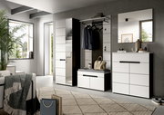 Modernes Flur-Garderoben-Set in Weiß mit schwarzen Akzenten: hoher Schrank mit Spiegel, Garderobenpaneel mit Kleiderstange und Sitzbank sowie Kommode mit Wandspiegel, gezeigt in frontaler Perspektive im hellen Eingangsbereich.