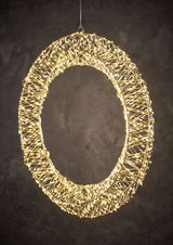 LED-Kranz mit einem Durchmesser von 50 cm, aus Drahtgeflecht mit warmweißen Lichtern, frontal betrachtet.