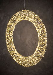 LED-Kranz mit einem Durchmesser von 50 cm, aus Drahtgeflecht mit warmweißen Lichtern, frontal betrachtet.