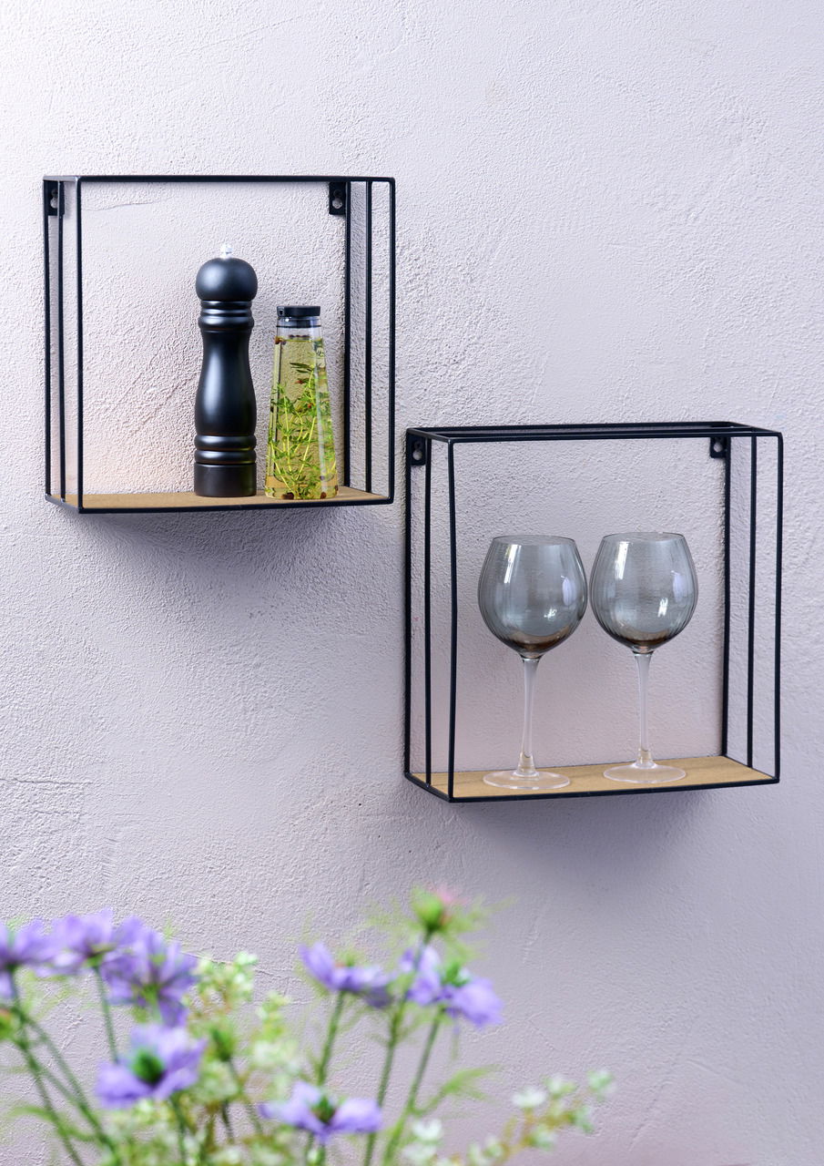Zwei Wandregale aus Metall mit Holzablage, eines mit Gewürzmühle und Ölflasche, das andere mit zwei Weingläsern, seitliche Perspektive.