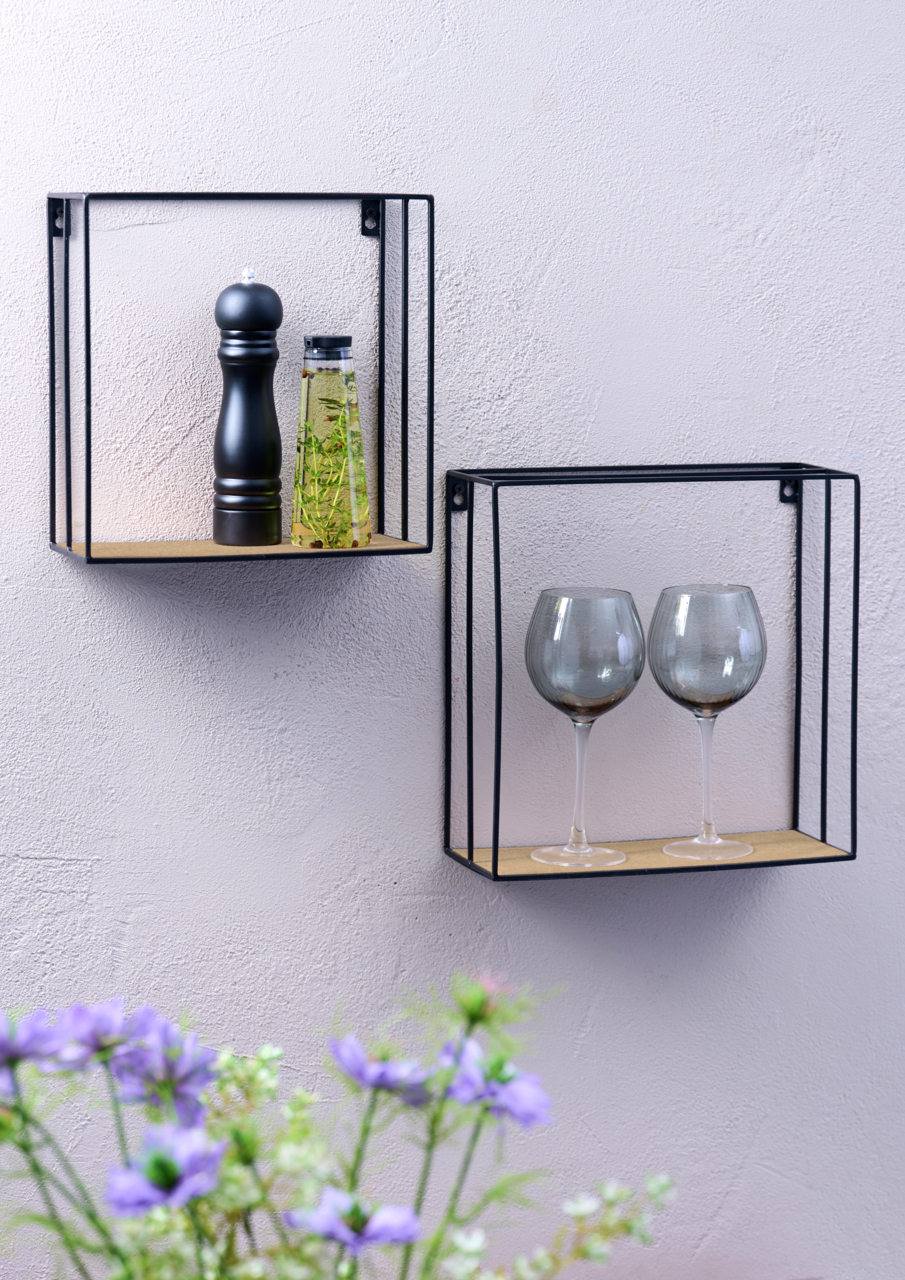 Zwei Wandregale aus Metall mit Holzablage, eines mit Gewürzmühle und Ölflasche, das andere mit zwei Weingläsern, seitliche Perspektive.