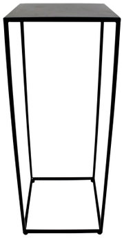 Zwarte bijzettafel van metaal met een minimalistisch ontwerp, gefotografeerd van voren.
