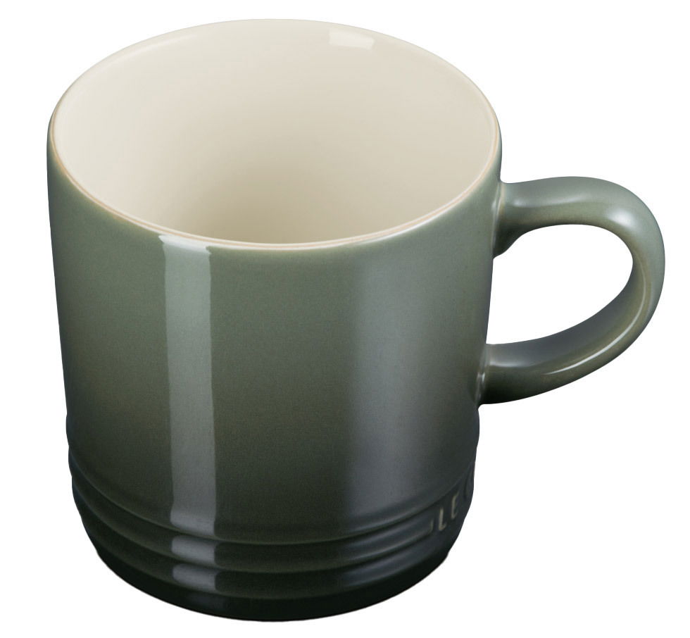 Grüner Becher mit Henkel, 350 ml, aus der Perspektive leicht von oben fotografiert