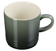 Grüner Becher mit Henkel, 350 ml, aus der Perspektive leicht von oben fotografiert