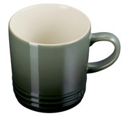 Grüner Becher mit Henkel, 350 ml, aus der Perspektive leicht von oben fotografiert