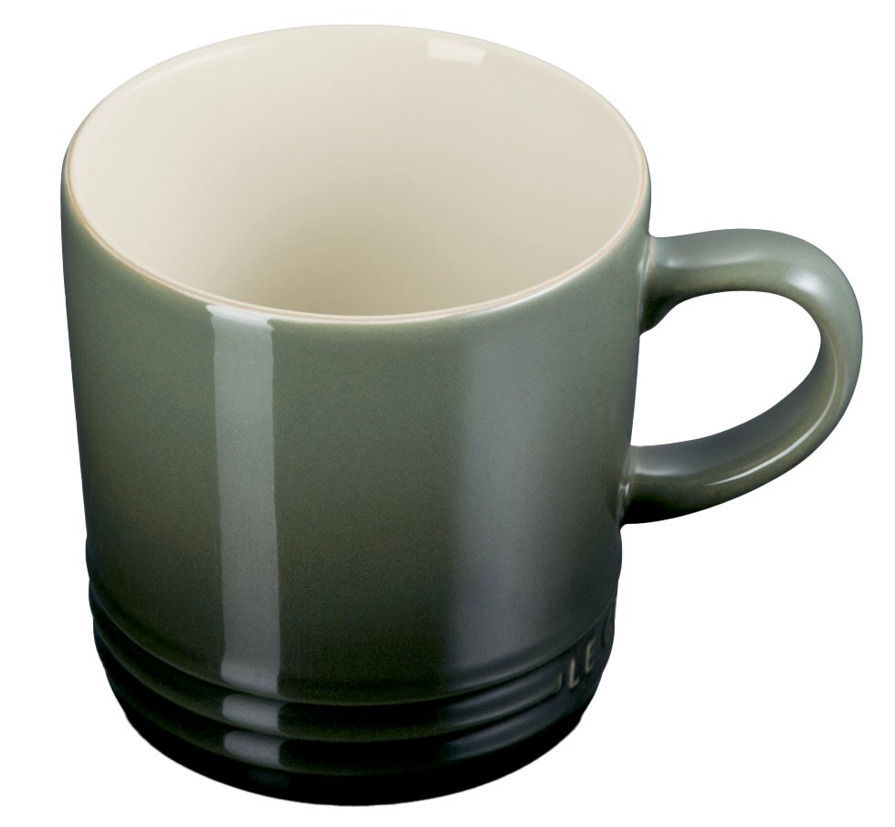 Grüner Becher mit Henkel, 350 ml, aus der Perspektive leicht von oben fotografiert