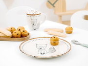 Kinderteller mit niedlichem Fuchsmotiv und dekorativem Buchstabenrand, mit Mini-Muffin darauf, aus leicht erhöhter Vorderansicht