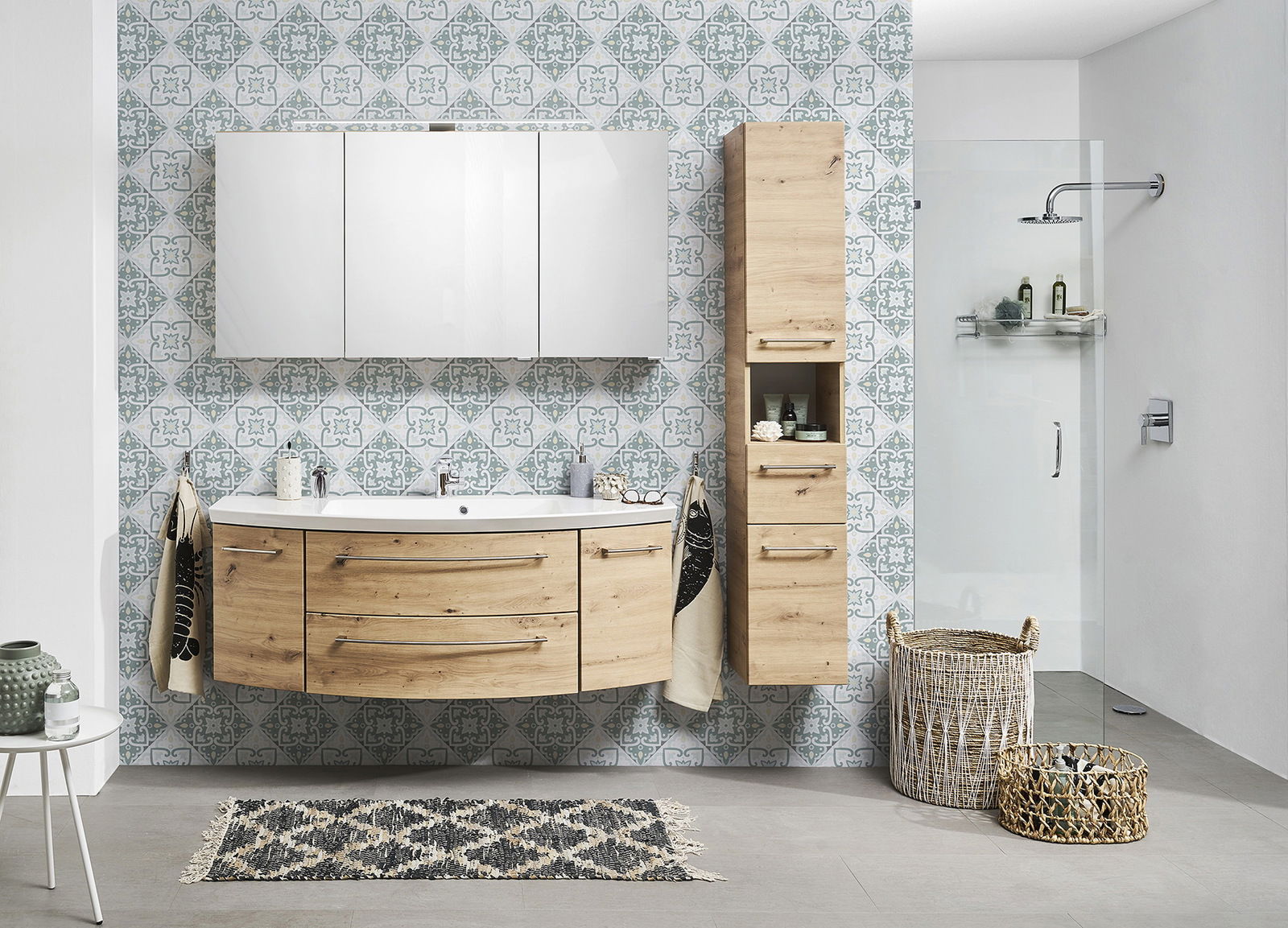 Moderner Hochschrank aus Holz in einem stilvoll eingerichteten Badezimmer, frontal betrachtet.