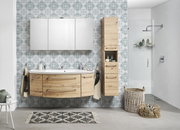 Moderne hoge houten kast in een stijlvol ingerichte badkamer, gezien vanaf de voorkant.