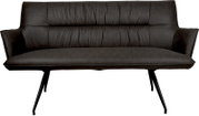Dunkelgraues 2-Sitzer-Sofa mit gepolsterter Rückenlehne, Armlehnen und schwarzen Metallbeinen, frontal in leichter Untersicht freigestellt auf weißem Hintergrund