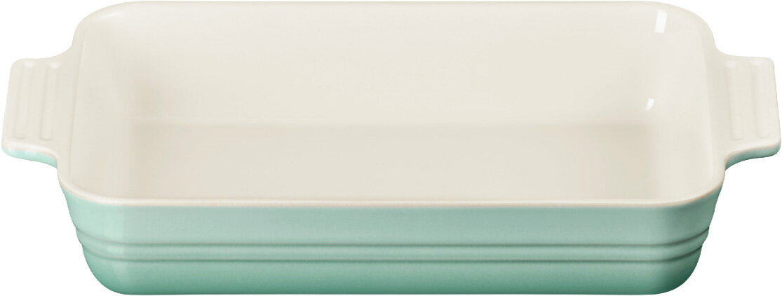 Rechteckige Keramik-Auflaufform in Mintgrün mit cremefarbener Innenfläche und seitlichen Griffen, Ansicht von vorne leicht von oben