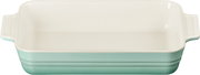Rechteckige Keramik-Auflaufform in Mintgrün mit cremefarbener Innenfläche und seitlichen Griffen, Ansicht von vorne leicht von oben