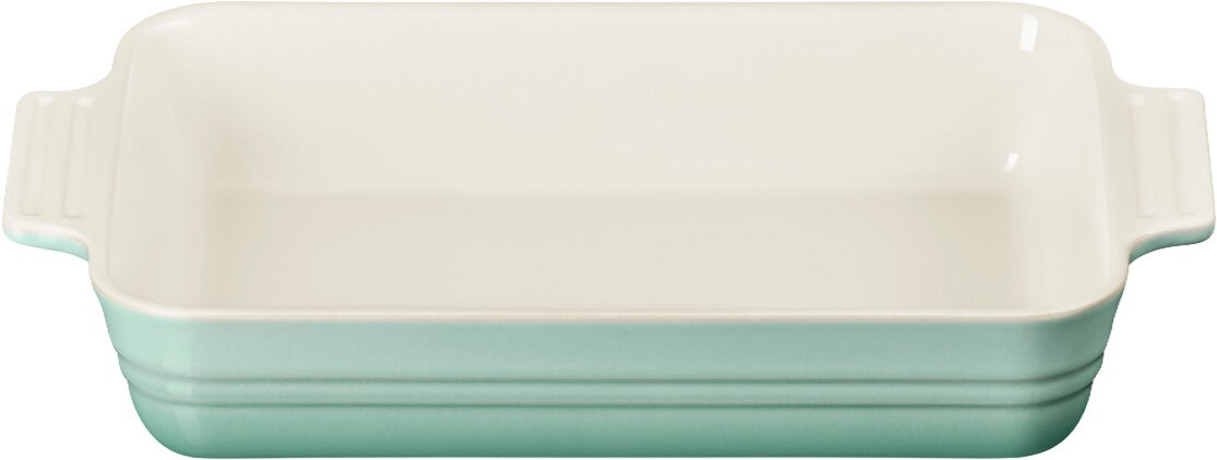LE CREUSET Auflaufform rechteckig 25cm SAGE Rechteckige Keramik-Auflaufform in Mintgrün mit cremefarbener Innenfläche und seitlichen Griffen, Ansicht von vorne leicht von oben