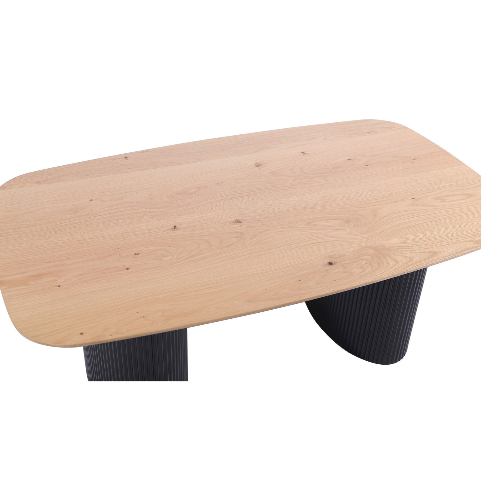 Moderner Couchtisch mit rechteckiger Holzplatte und gerippten, dunklen Beinen, aus der Vogelperspektive betrachtet.