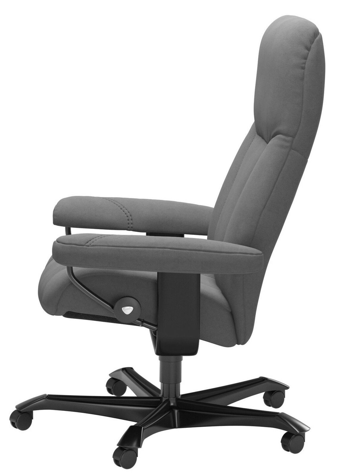 Grauer Chefsessel in Seitenansicht mit gepolsterten Armlehnen und fünf Rollen.