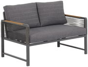 Zweisitzige Sitzbank mit grauen Polstern und Metallrahmen, seitliche Perspektive