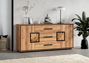 Moderne Holz-Sideboard-Kommode mit drei Schubladen und zwei Türen, schwarzen Griffen und dekorativen schwarzen Rahmen-Elementen, frontal aus leicht schräger Perspektive im Wohnzimmer-Setting