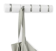 Moderne weiße Wandgarderobe mit fünf ausklappbaren Haken, frontal abgebildet, mit einem grauen Stoffbeutel an einem Haken.