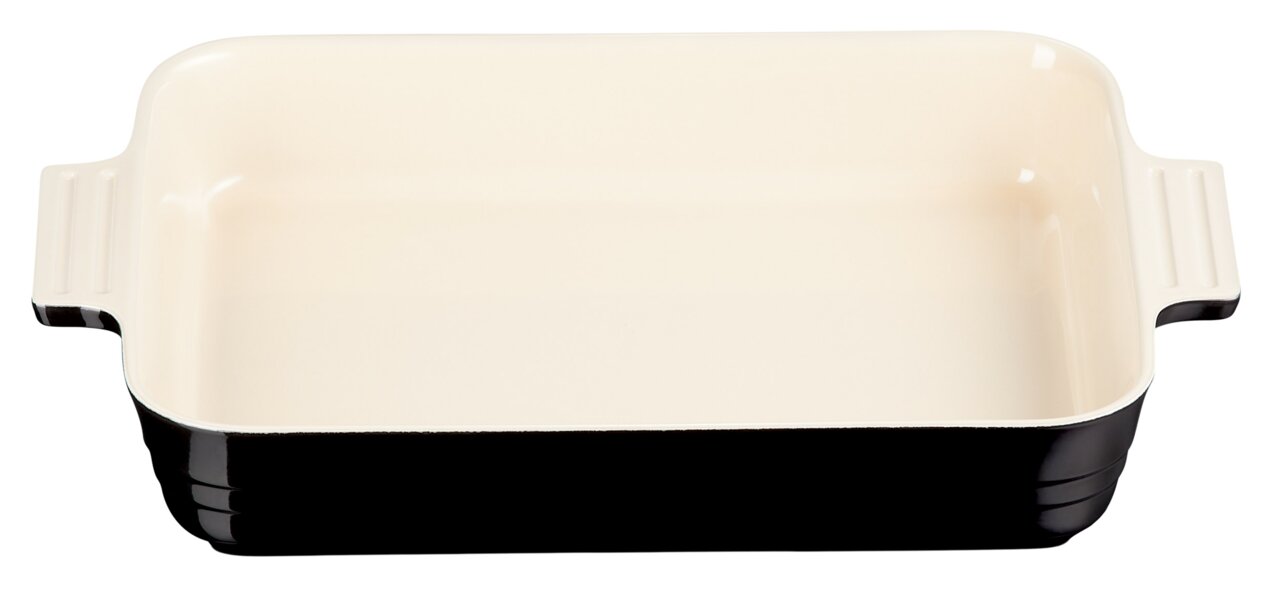 LE CREUSET Auflaufform 32cm schwarz Schwarze Auflaufform mit cremefarbener Innenfläche, rechteckig, mit Griffen, aus der Vogelperspektive fotografiert.