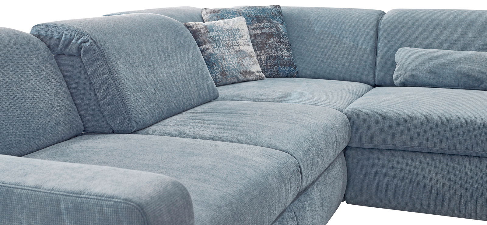 Blaue Polsterrundecke mit mehreren Kissen, seitliche Perspektive