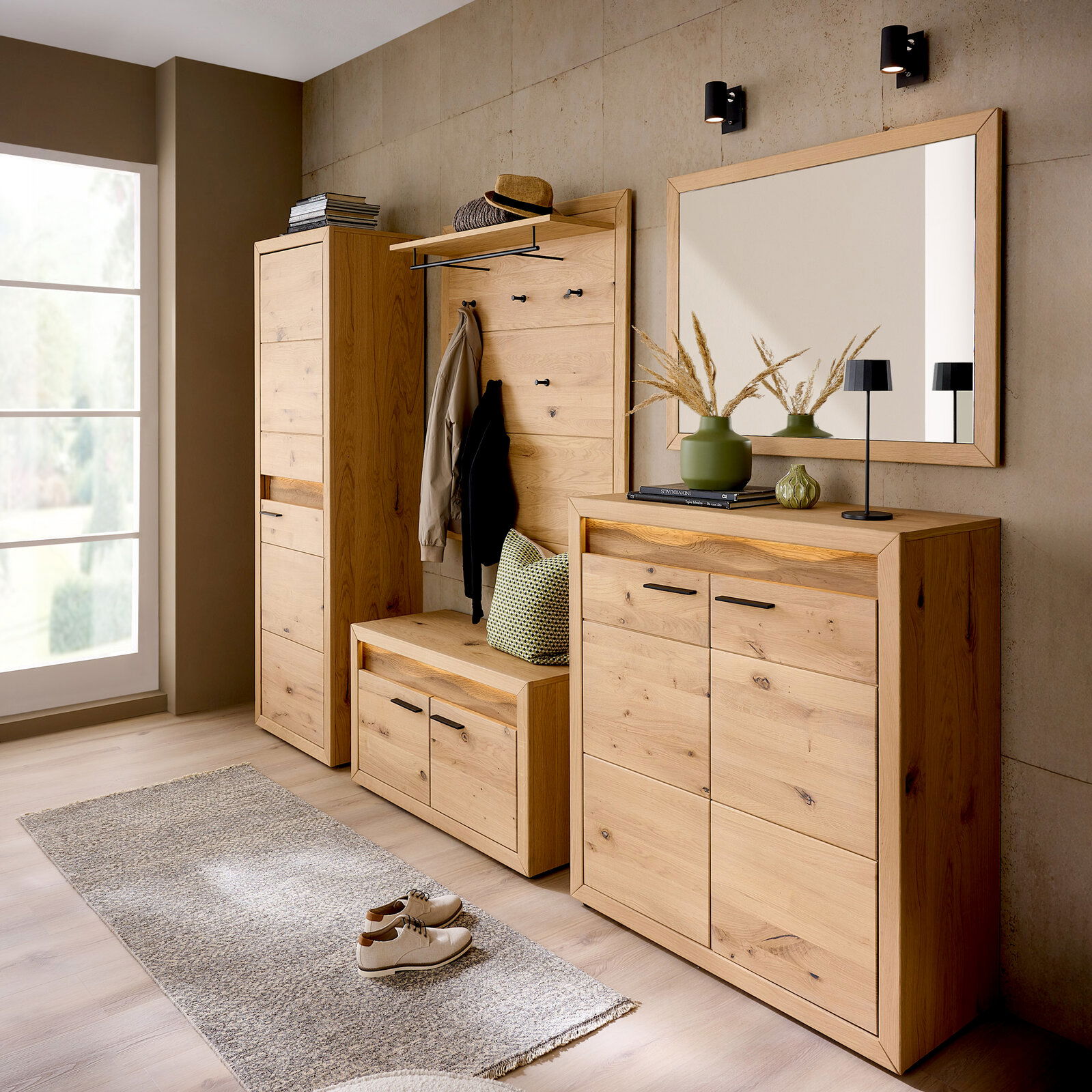 Linea Natura Garderobenbank CLEVELAND Moderne Garderobeneinrichtung aus Holz mit Spiegel, Garderobenbank, Garderobenpaneel und Schrank in einem hellen Raum, seitliche Perspektive.