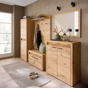 Moderne Garderobeneinrichtung aus Holz mit Spiegel, Garderobenbank, Garderobenpaneel und Schrank in einem hellen Raum, seitliche Perspektive.