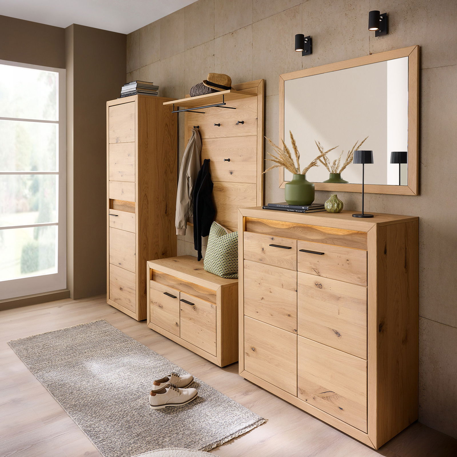 Moderne Garderobeneinrichtung aus Holz mit Spiegel, Garderobenbank, Garderobenpaneel und Schrank in einem hellen Raum, seitliche Perspektive.