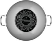 Ansicht von oben auf einen silbernen Wok mit zwei Griffen und einem schwarzen Boden mit Fusiontec-Logo, geeignet für verschiedene Herdarten.