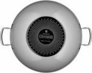 Ansicht von oben auf einen silbernen Wok mit zwei Griffen und einem schwarzen Boden mit Fusiontec-Logo, geeignet für verschiedene Herdarten.