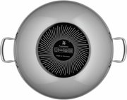 Ansicht von oben auf einen silbernen Wok mit zwei Griffen und einem schwarzen Boden mit Fusiontec-Logo, geeignet für verschiedene Herdarten.
